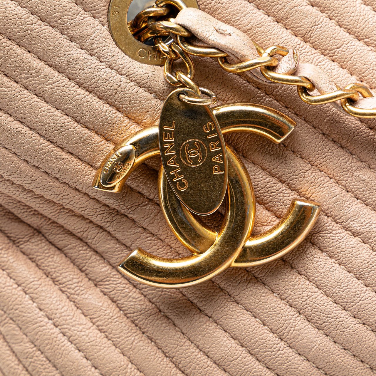 Chanel Large Chevron Calfskin Surpique Tote Roze