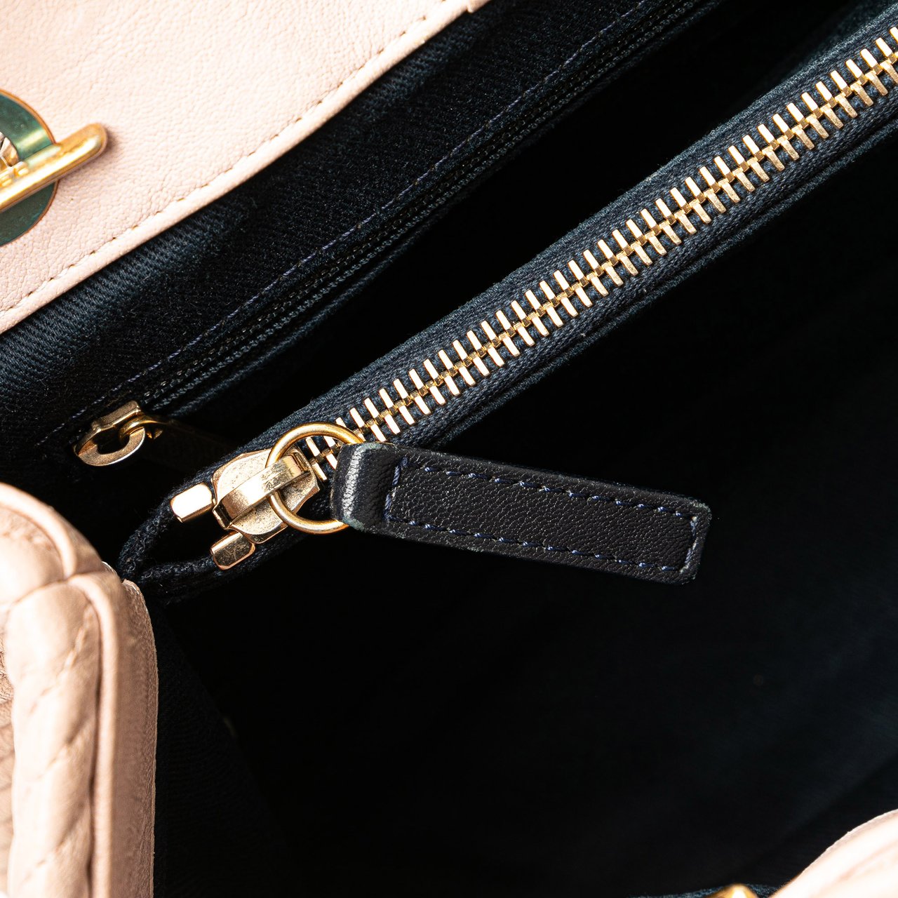 Chanel Large Chevron Calfskin Surpique Tote Roze