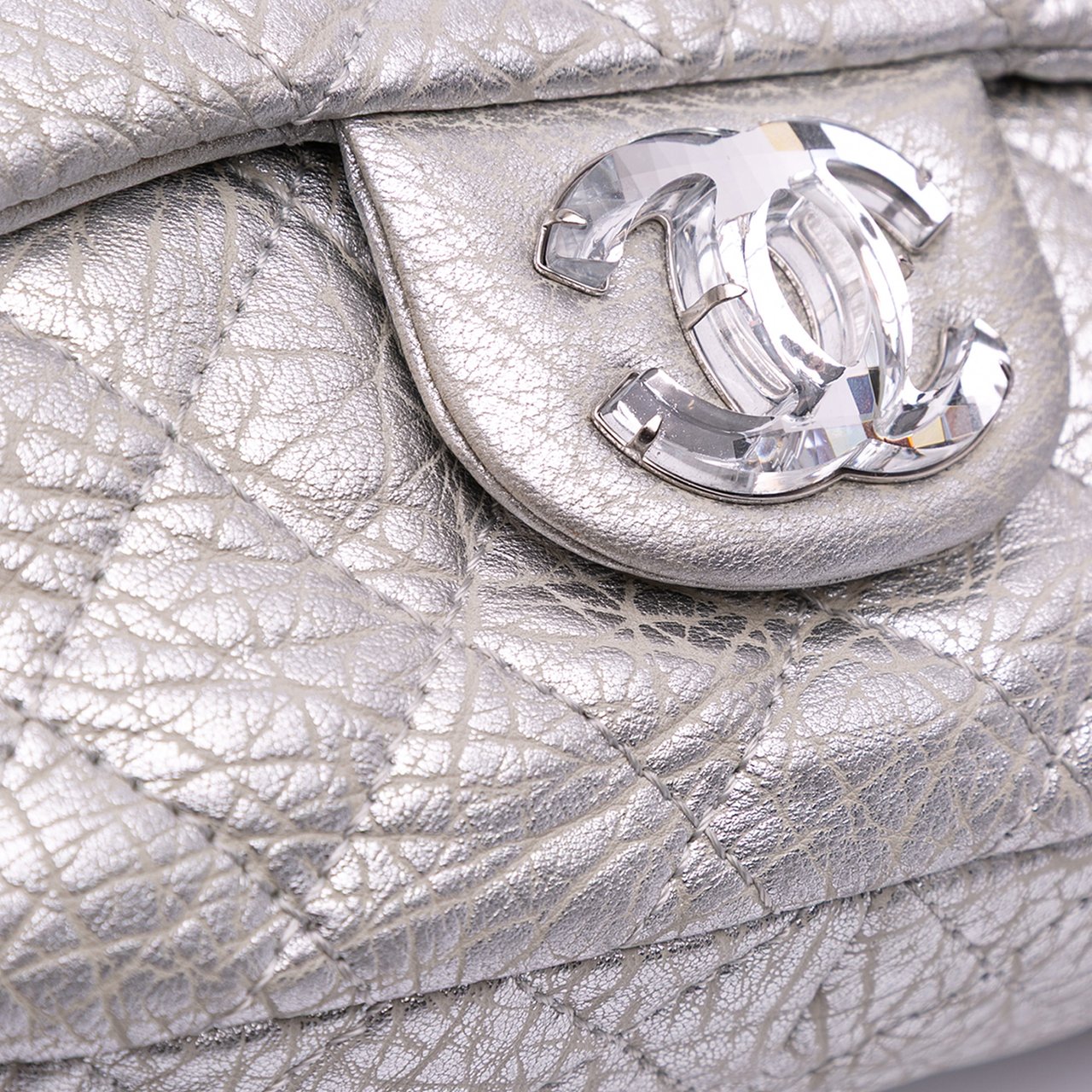 Chanel Quilted Aged Calfskin On The Rocks Flap Zilver