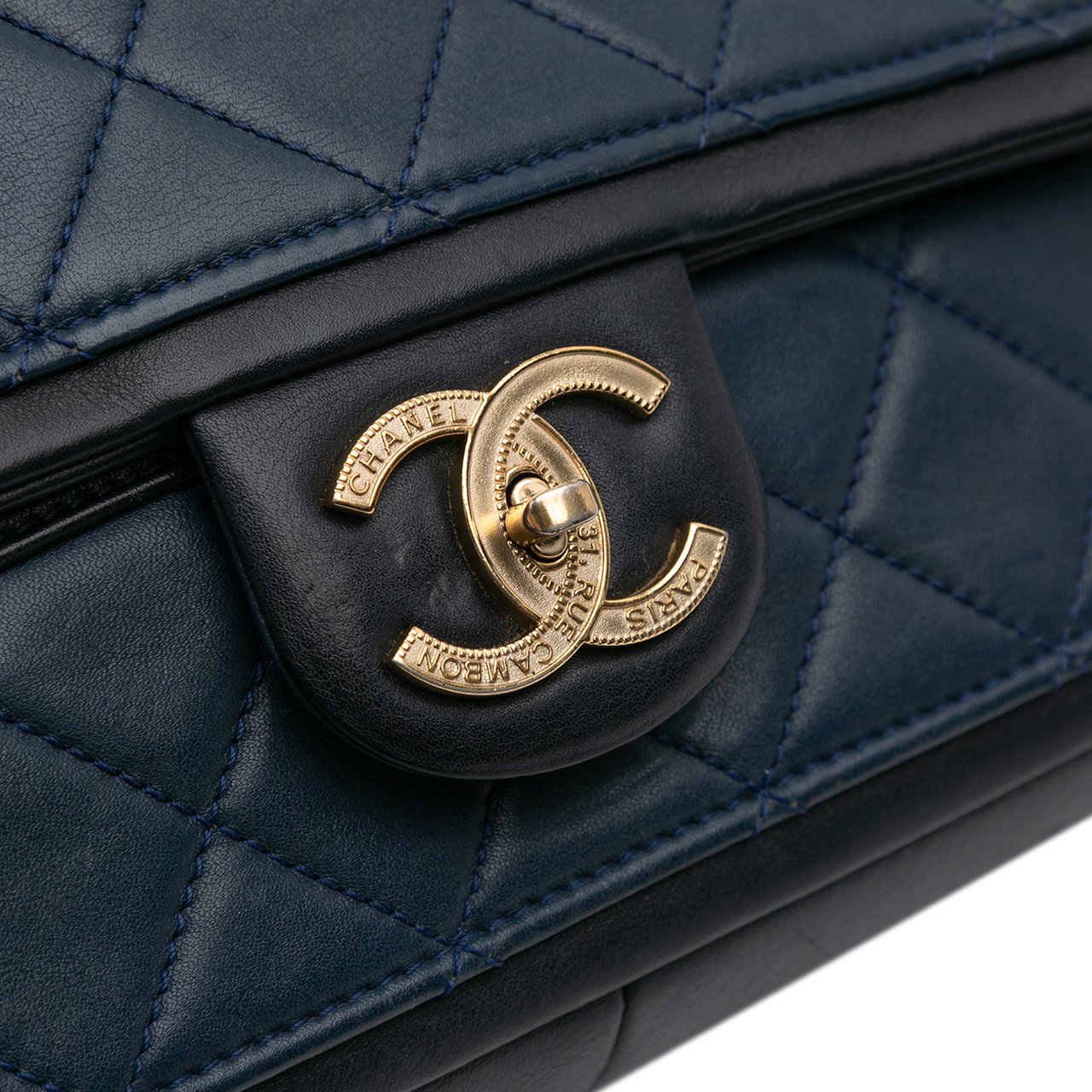 Chanel Medium Bicolor Calfskin Graphic Flap Blauw