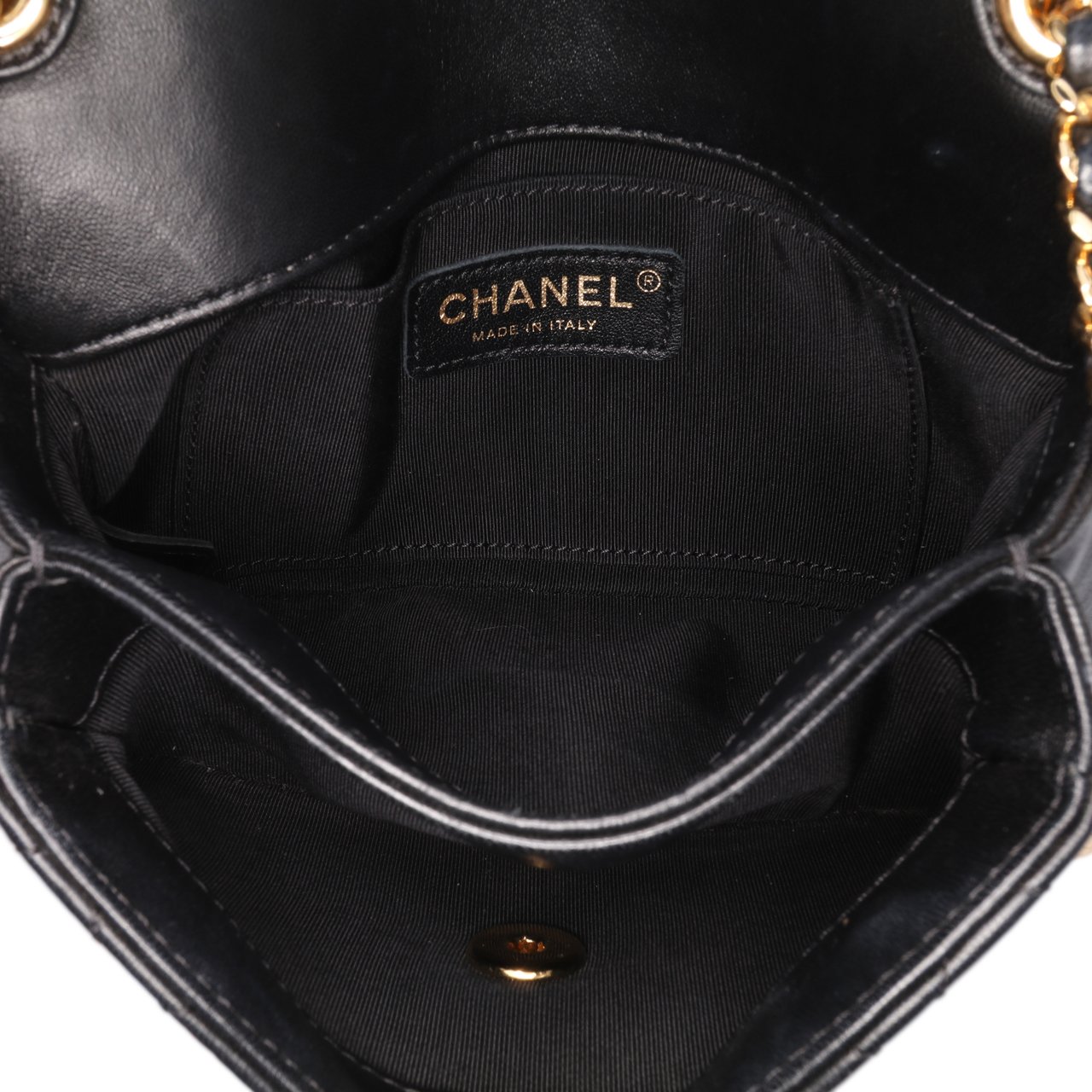 Chanel Small Quilted Lambskin CC Unchained Flap Zwart
