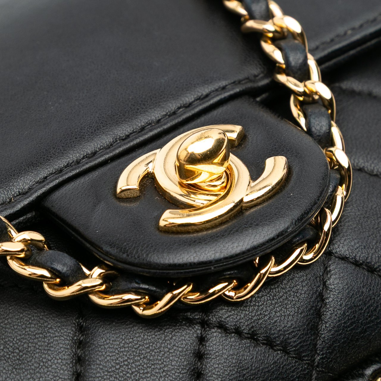Chanel Small Quilted Lambskin CC Unchained Flap Zwart