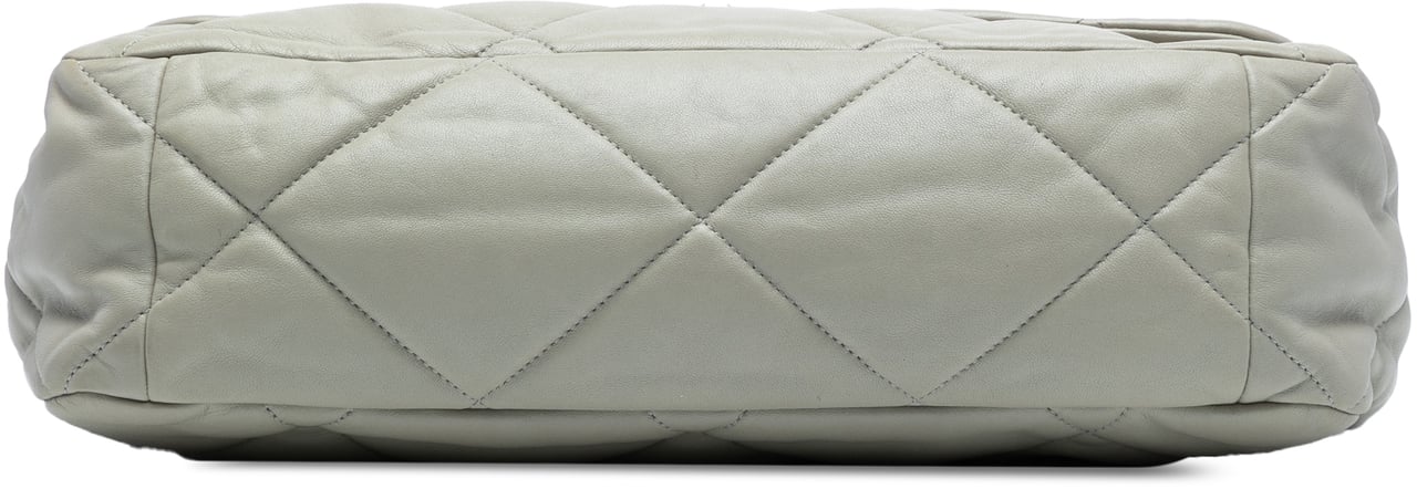 Chanel Maxi Lambskin 19 Flap Grijs