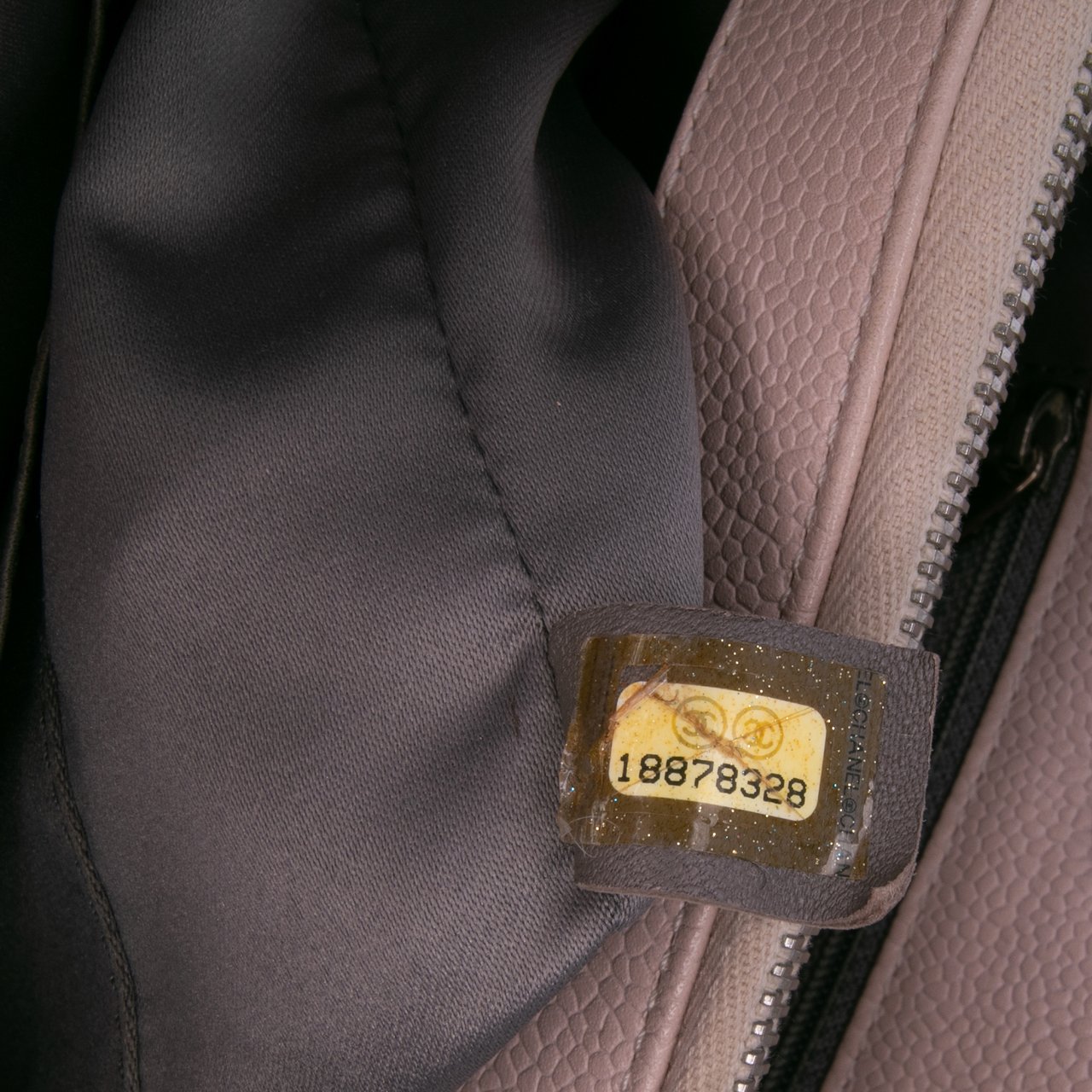 Chanel Caviar Grand Shopping Tote Roze