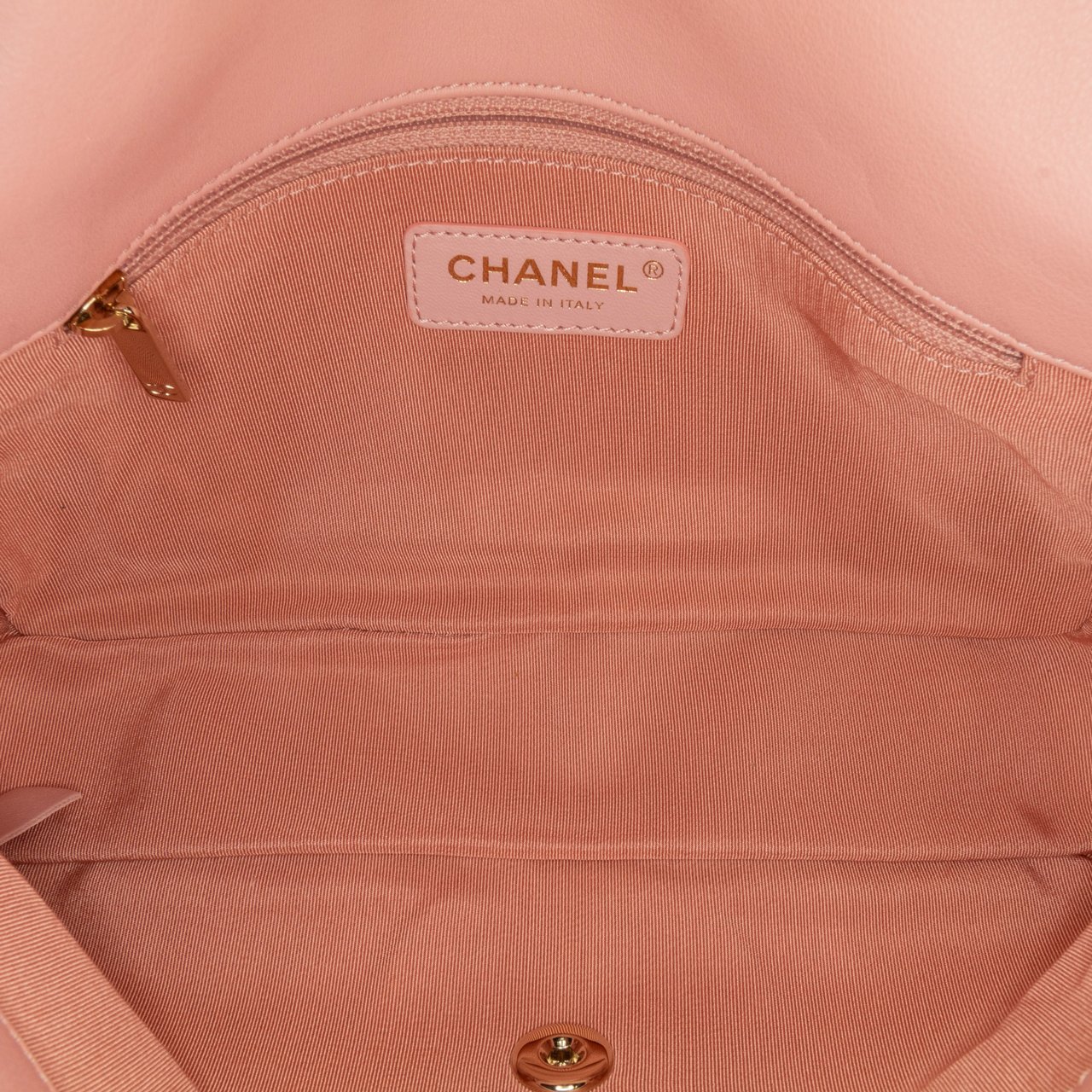 Chanel Medium Tweed Large Pearl Handle Flap Roze