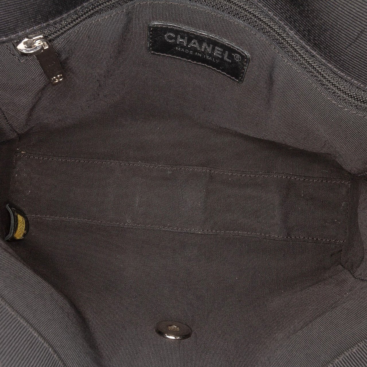 Chanel CC Quilted Crumpled Calfskin and Grosgrain Flap Zwart