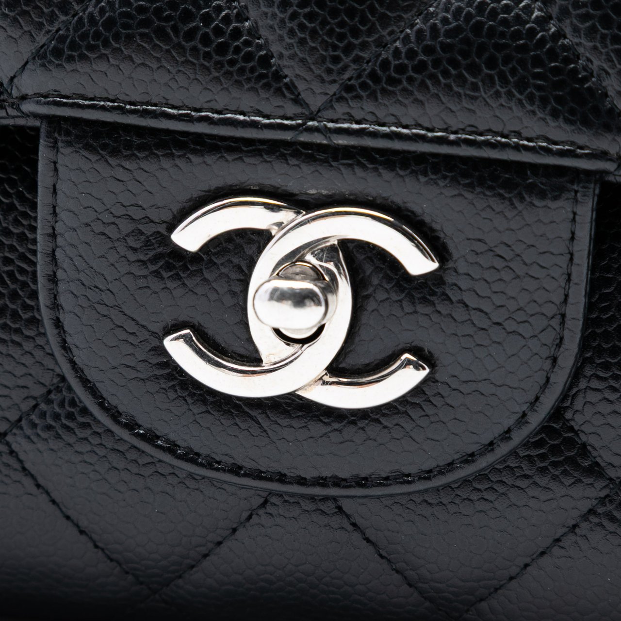 Chanel Jumbo Classic Caviar Double Flap Zwart