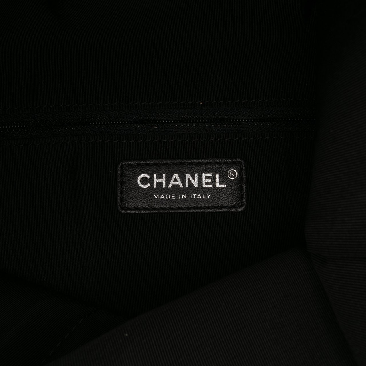 Chanel CC Quilted Lambskin Grip Clutch Zwart