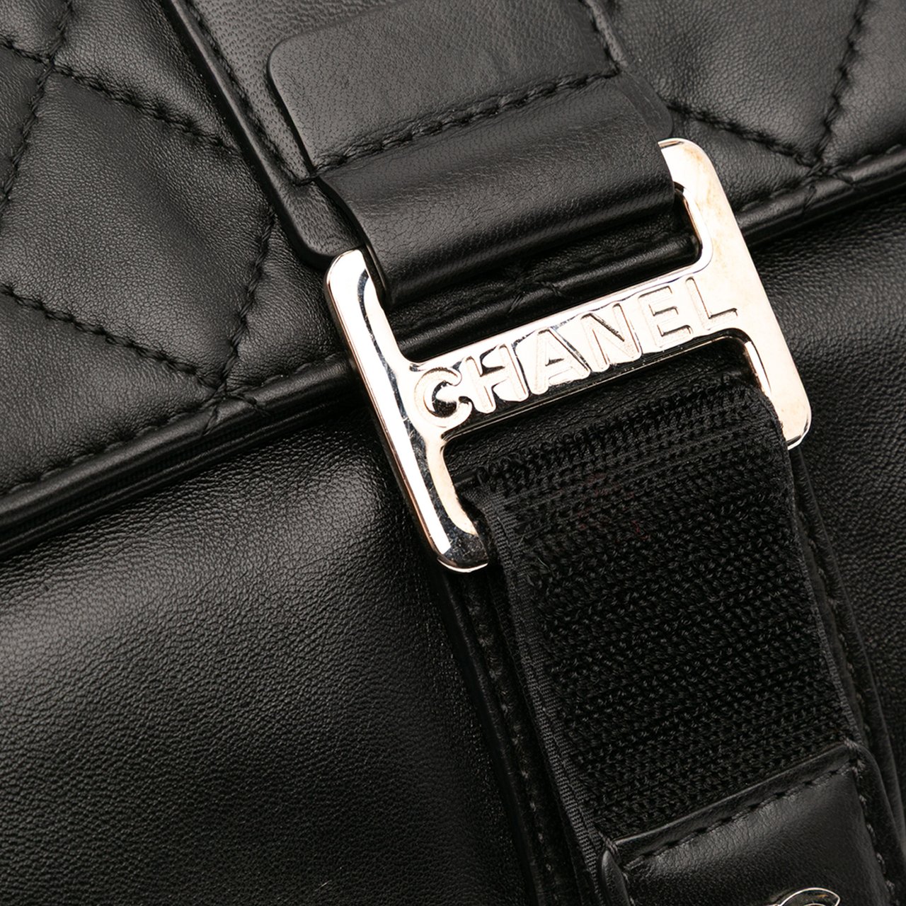 Chanel CC Quilted Lambskin Grip Clutch Zwart