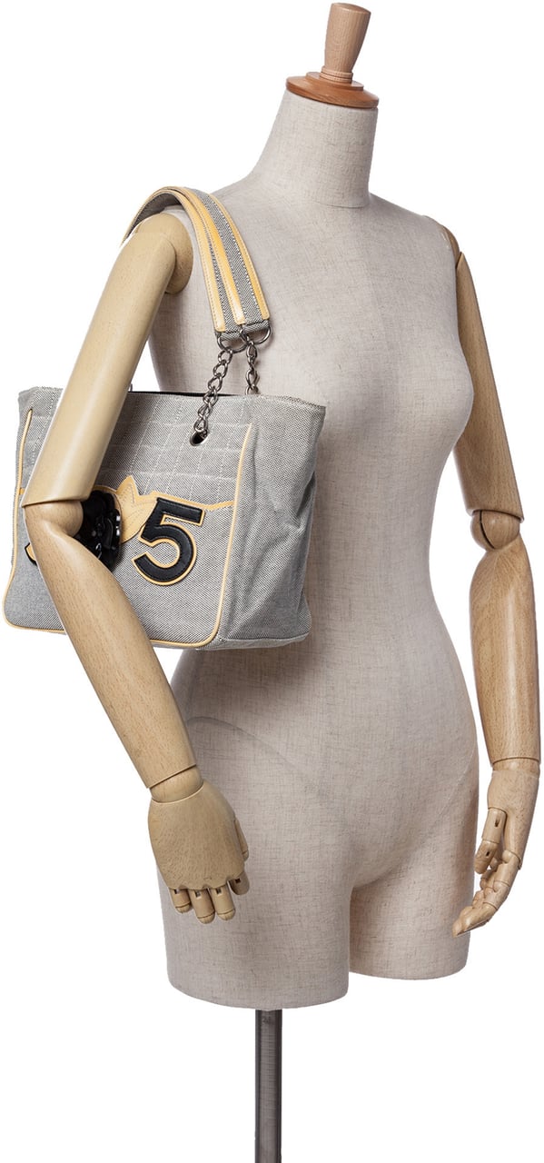 Chanel CC Camellia No. 5 Choco Bar Canvas Tote Grijs