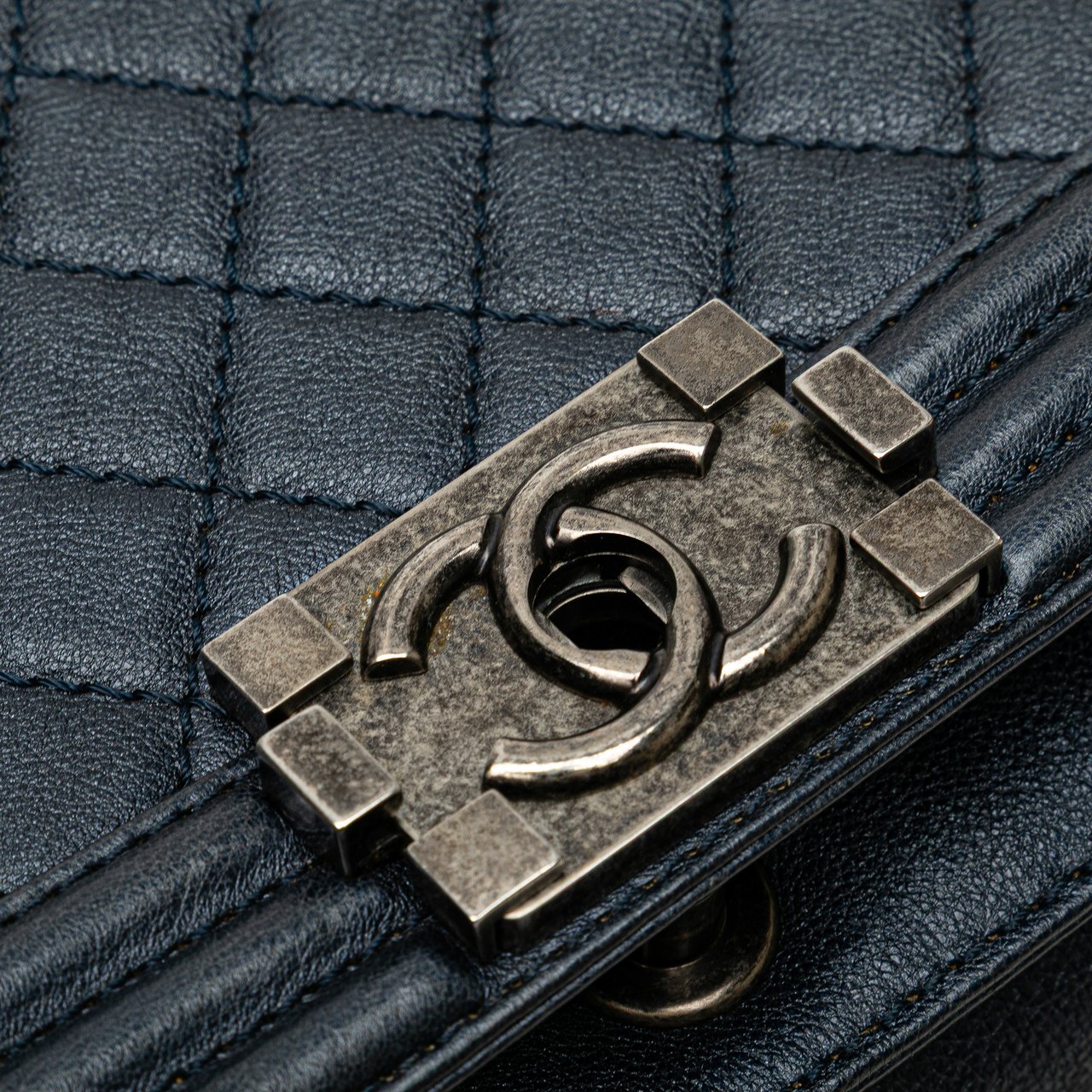 Chanel Old Medium Quilted Lambskin Boy Flap Blauw