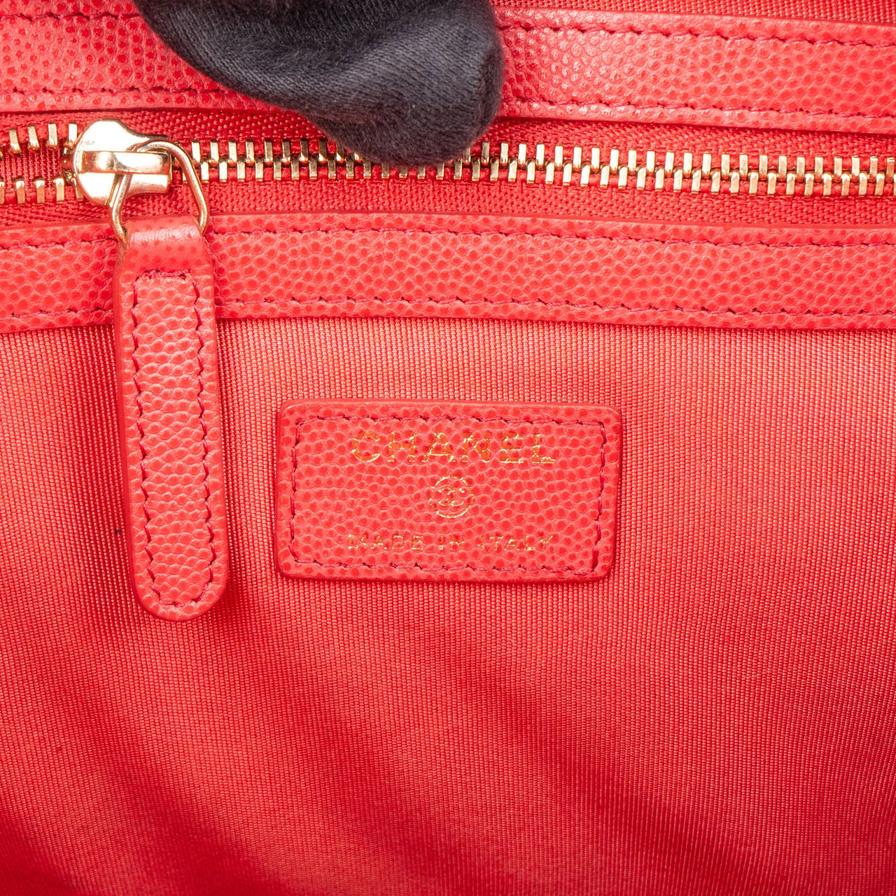 Chanel Quilted Caviar Leather CC Clutch Rood
