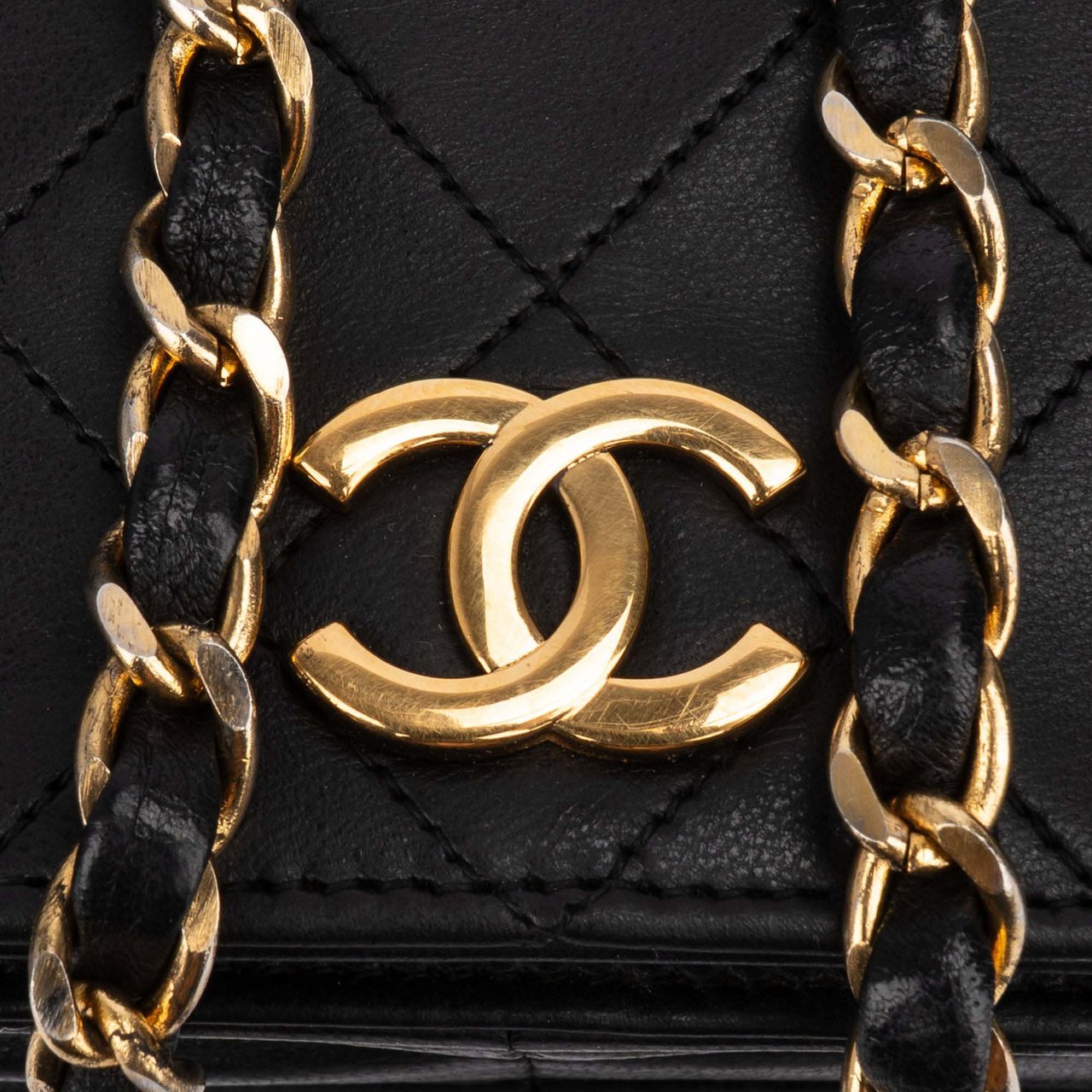 Chanel Chanel Quilted Lambskin 24K Gold Single Flap Crossbody Bag Zwart