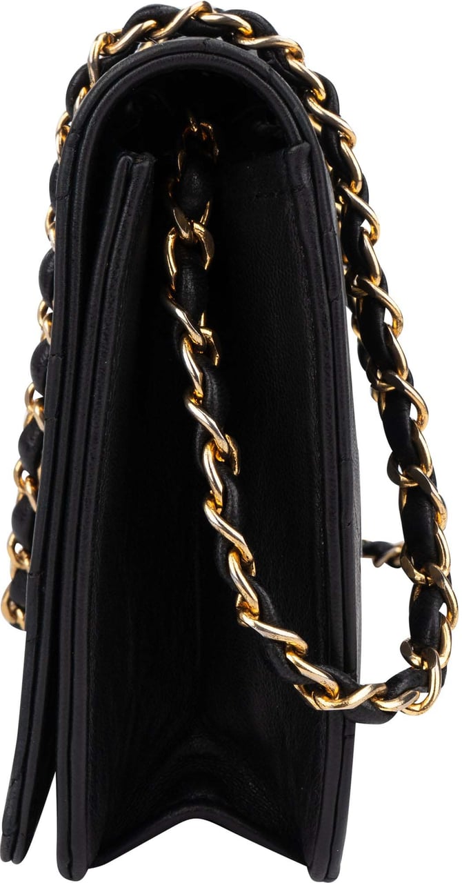Chanel Chanel Quilted Lambskin 24K Gold Single Flap Crossbody Bag Zwart