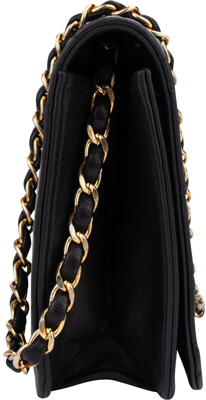 Chanel Chanel Quilted Lambskin 24K Gold Single Flap Crossbody Bag Zwart