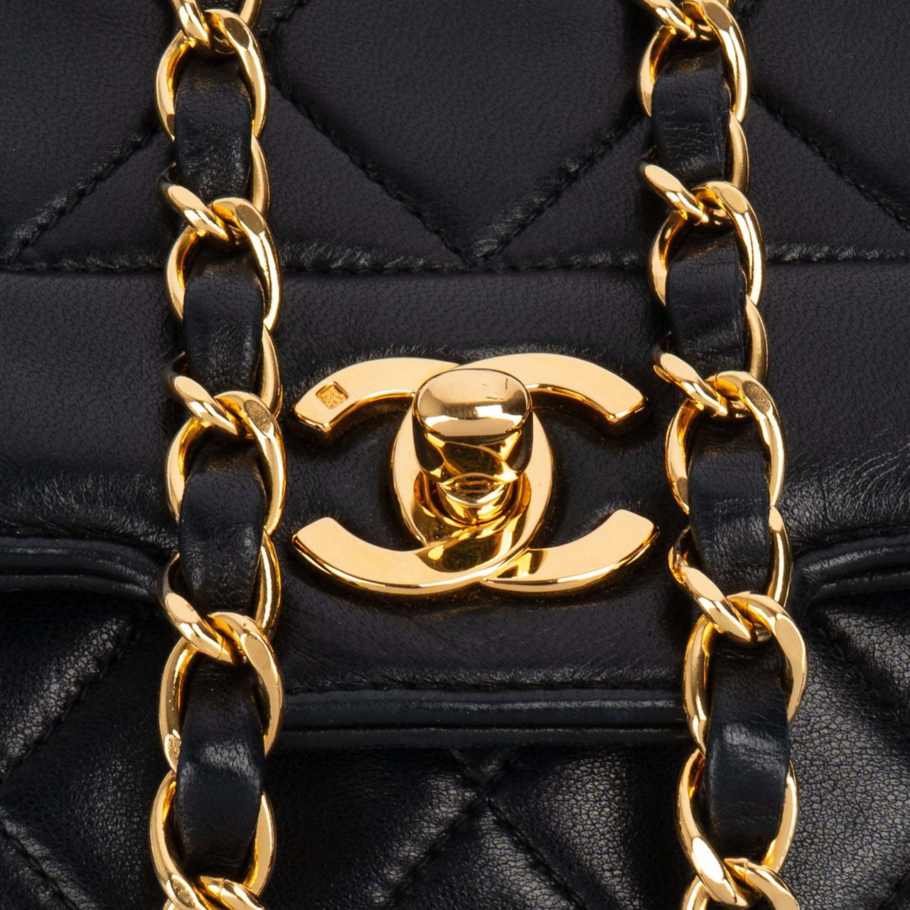 Chanel Chanel Quilted Lambskin 24K Gold Single Flap Crossbody Bag Zwart