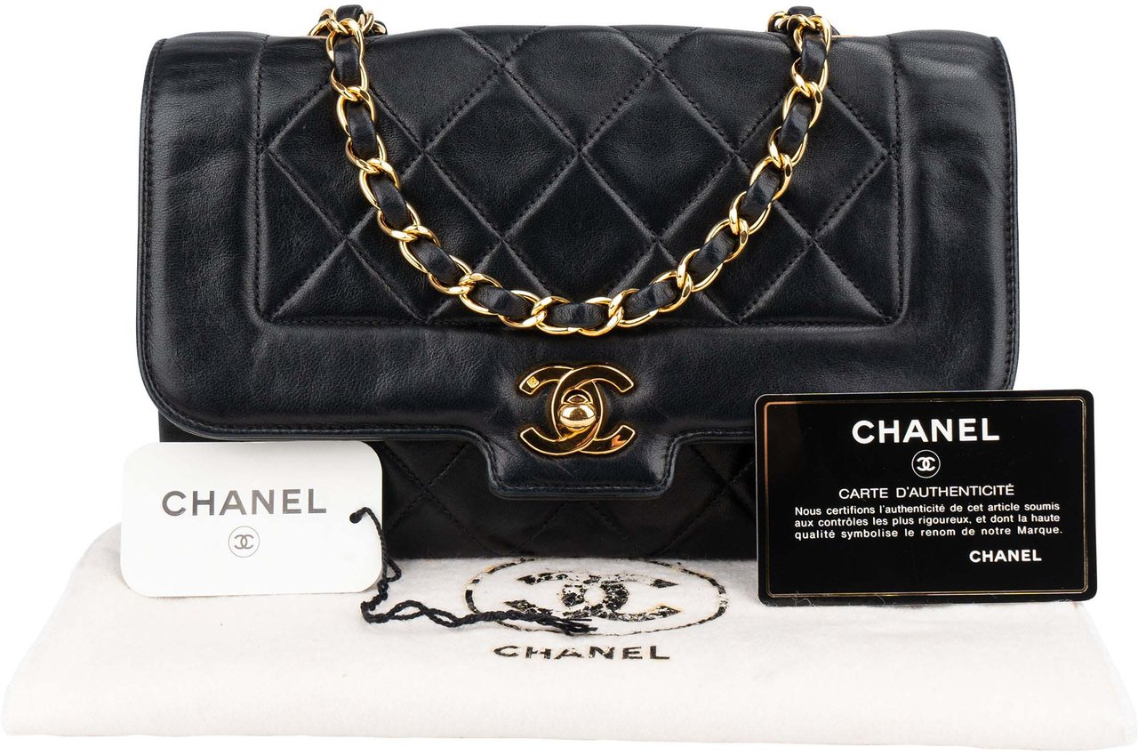 Chanel Chanel Quilted Lambskin 24K Gold Single Flap Crossbody Bag Zwart