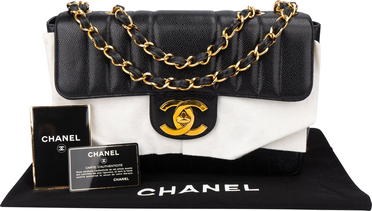 Chanel Chanel Quilted Caviar Leather 24K Gold Jumbo Single Flap Crossbody Bag Zwart