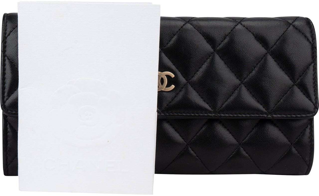 Chanel Chanel Quilted Lambskin Flap Wallet Zwart