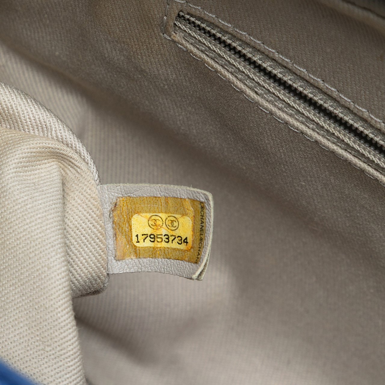 Chanel Jumbo Quilted Caviar Easy Flap Blauw