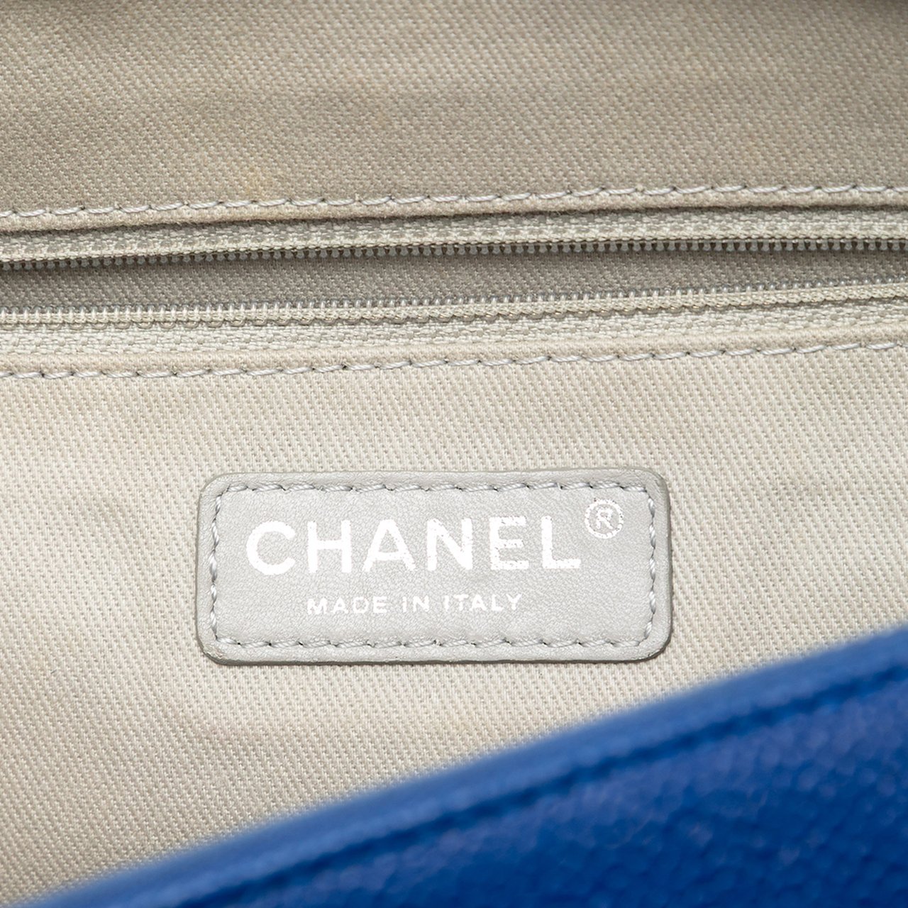Chanel Jumbo Quilted Caviar Easy Flap Blauw