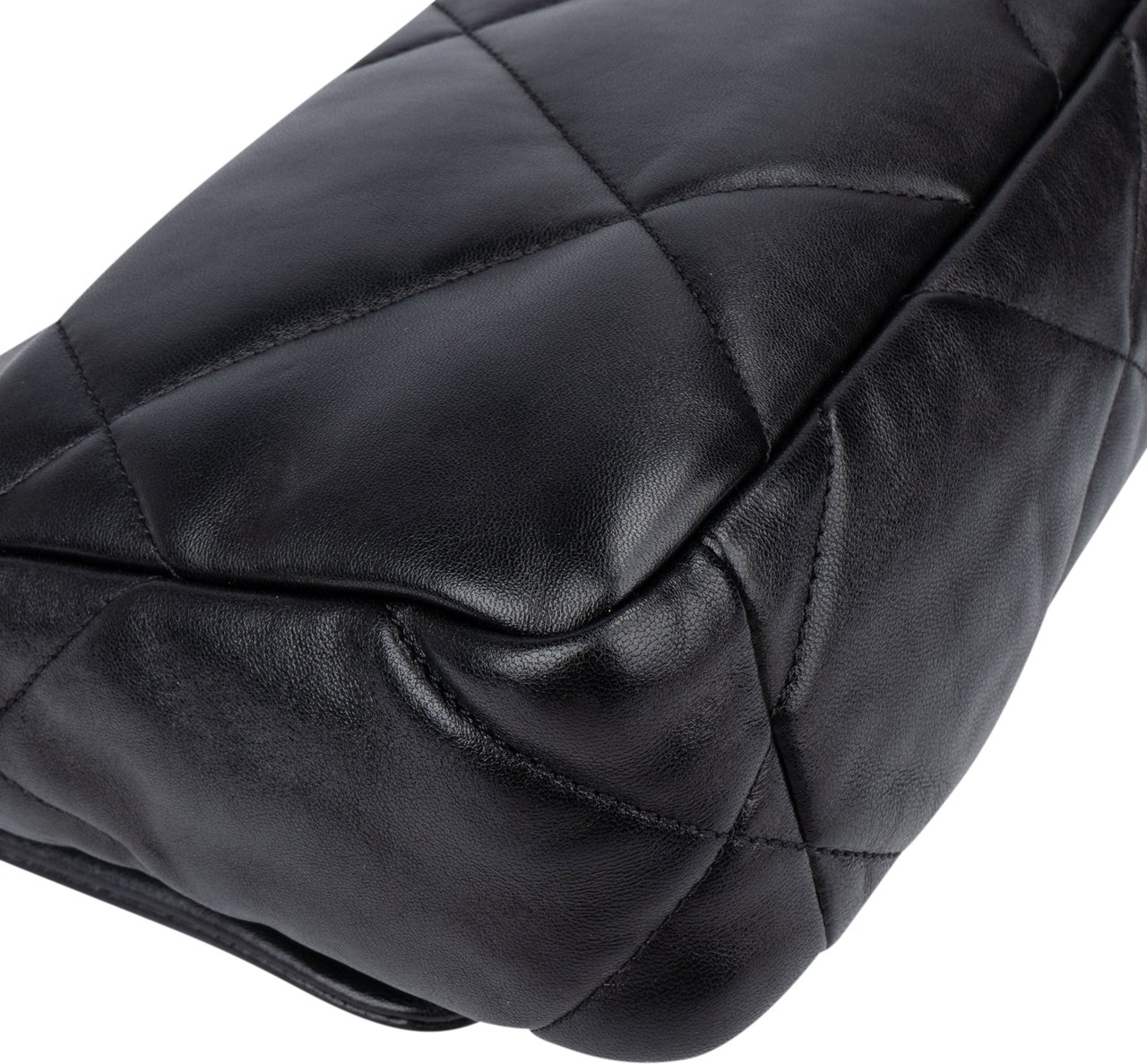 Chanel Chanel 19 Quilted Lambskin Single Flap Crossbody Bag Zwart