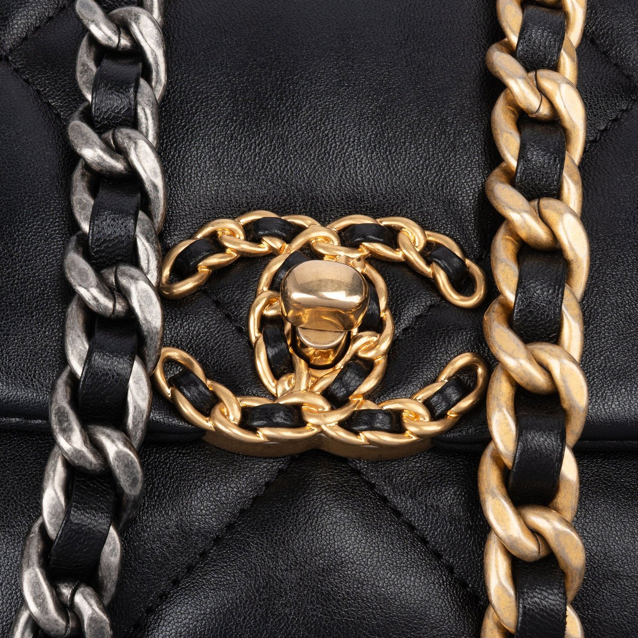 Chanel Chanel 19 Quilted Lambskin Single Flap Crossbody Bag Zwart