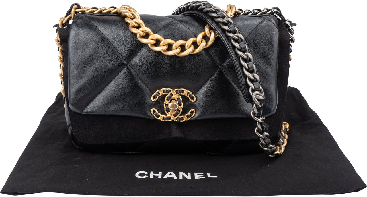 Chanel Chanel 19 Quilted Lambskin Single Flap Crossbody Bag Zwart