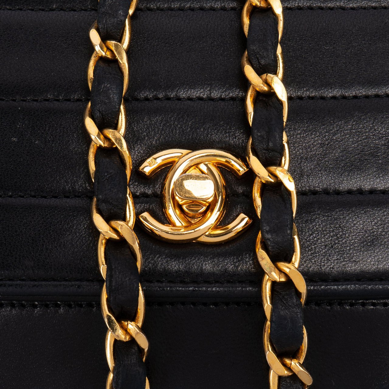 Chanel Chanel Quilted Lambskin 24K Gold Single Flap Shoulder Bag Zwart