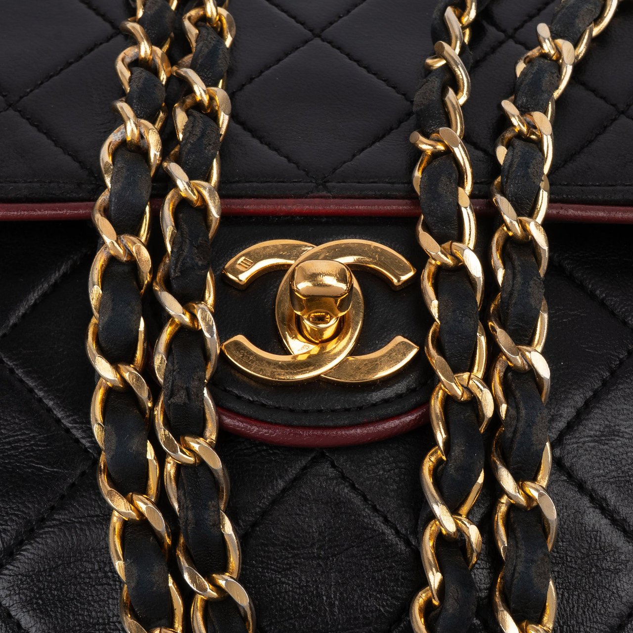 Chanel Chanel Bicolor Quilted Leather 24K Gold Single Flap Crossbody Bag Zwart