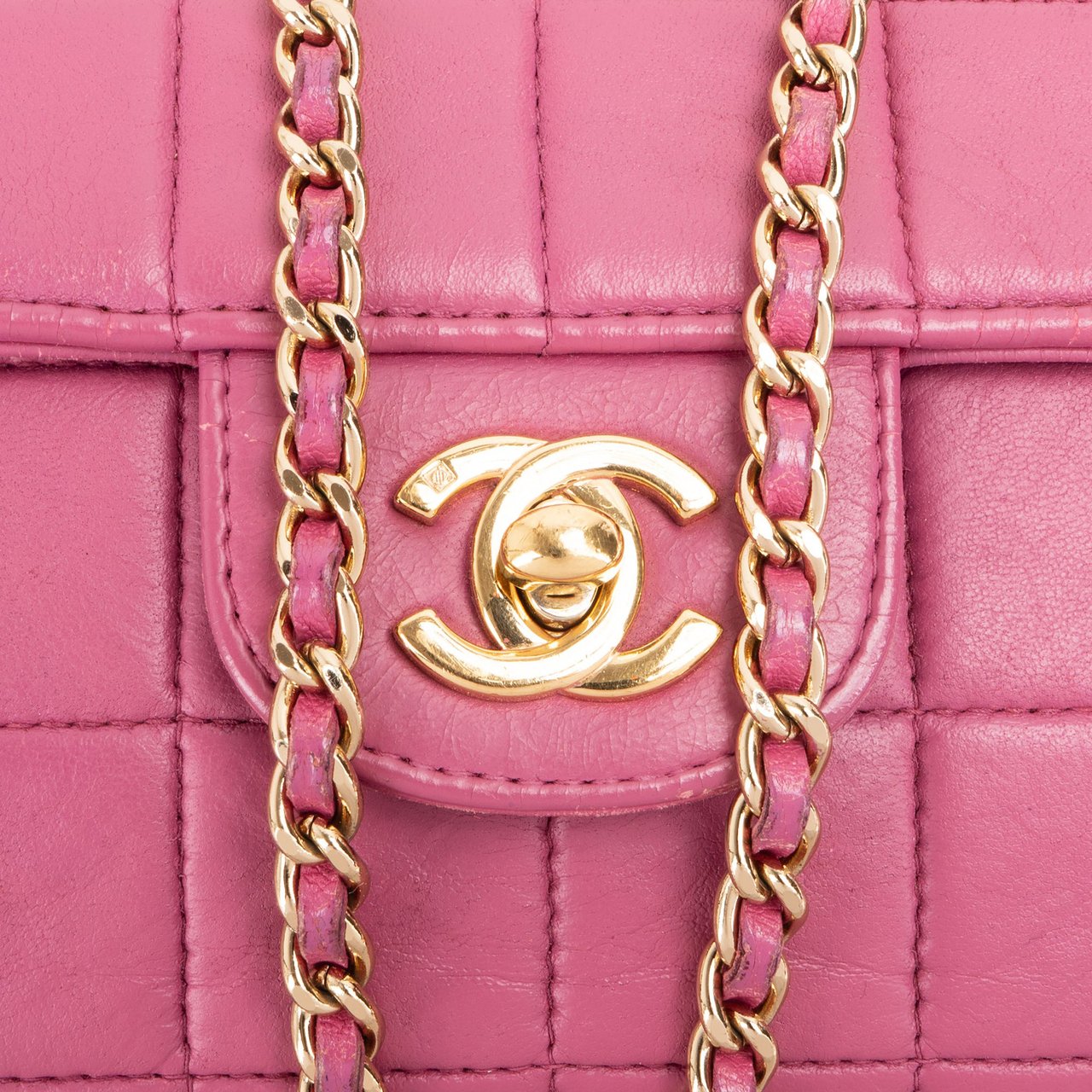 Chanel Chanel Quilted Lambskin 24K Gold Chocolate Bar Single Flap Shoulder Bag Rood