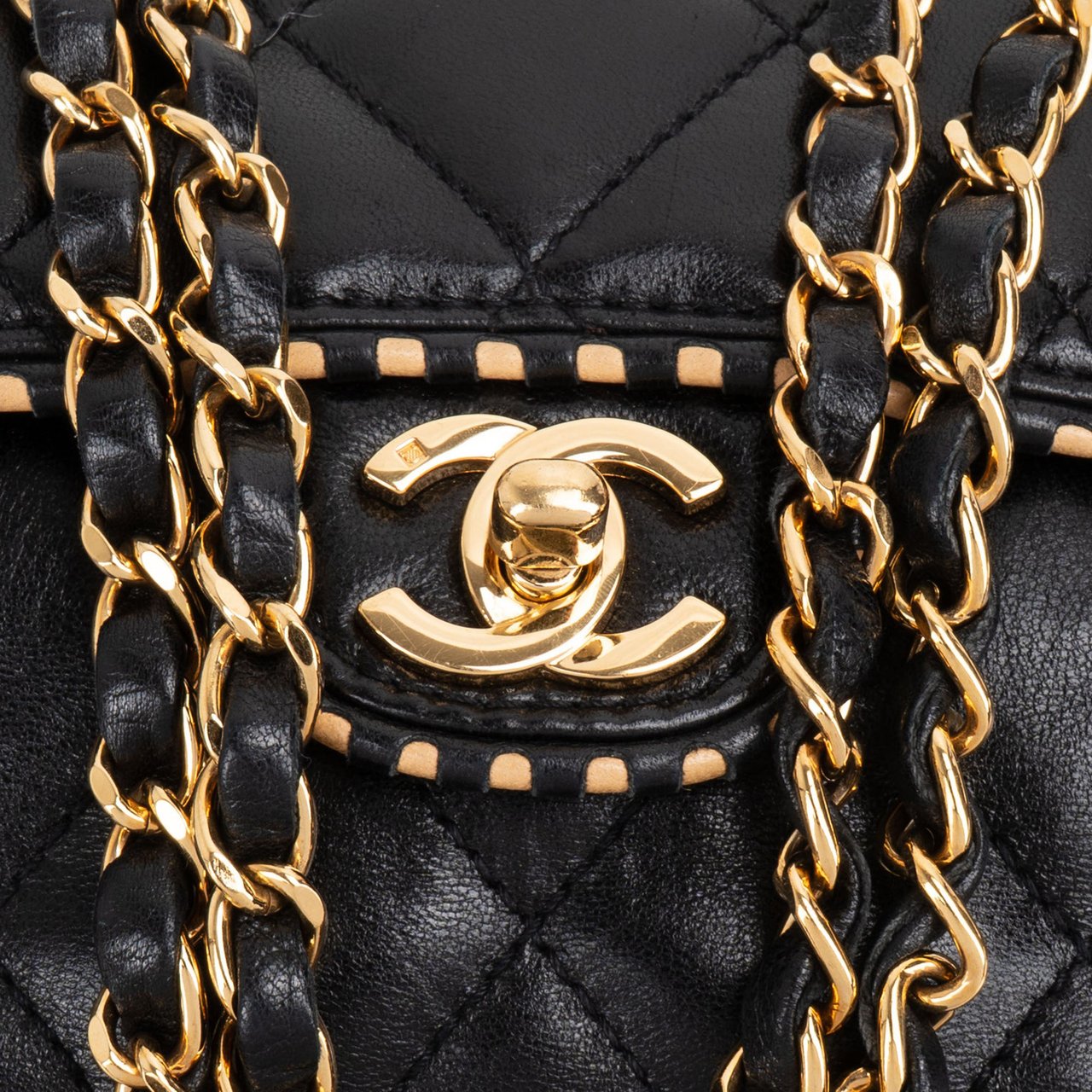 Chanel Chanel Quilted Lambskin 24K Gold Single Flap Crossbody Bag Zwart