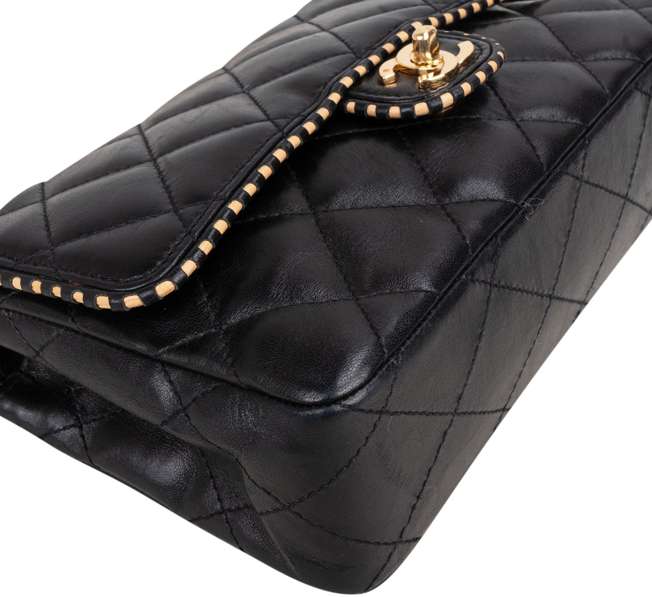Chanel Chanel Quilted Lambskin 24K Gold Single Flap Crossbody Bag Zwart