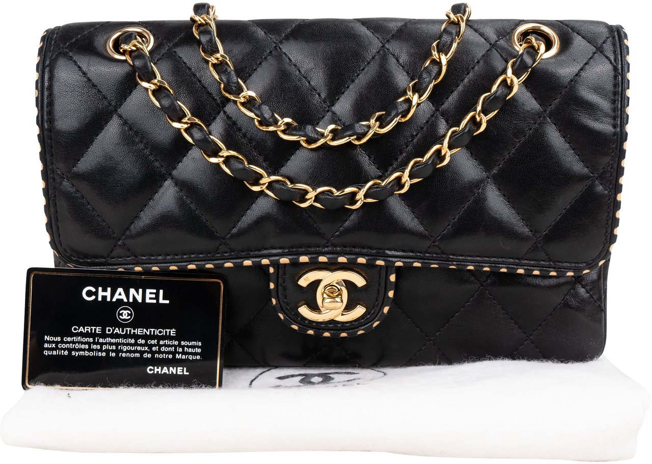 Chanel Chanel Quilted Lambskin 24K Gold Single Flap Crossbody Bag Zwart