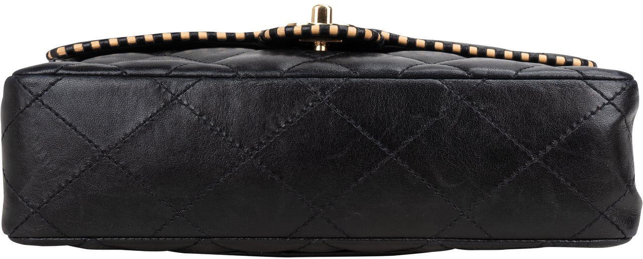 Chanel Chanel Quilted Lambskin 24K Gold Single Flap Crossbody Bag Zwart
