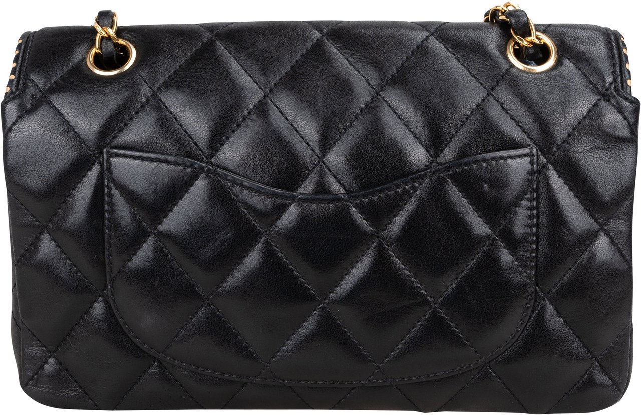 Chanel Chanel Quilted Lambskin 24K Gold Single Flap Crossbody Bag Zwart
