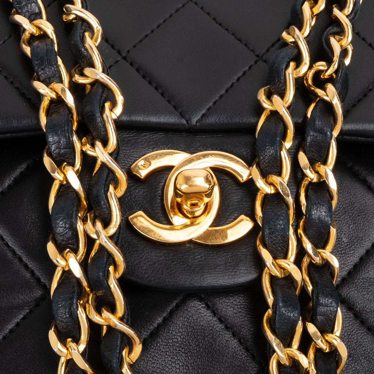 Chanel Chanel Quilted Lambskin 24K Gold Medium Double Flap Crossbody Bag Zwart