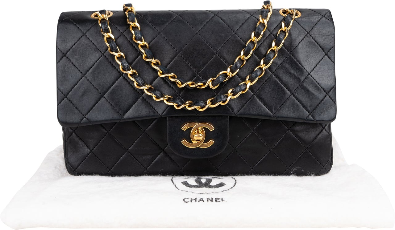 Chanel Chanel Quilted Lambskin 24K Gold Medium Double Flap Crossbody Bag Zwart