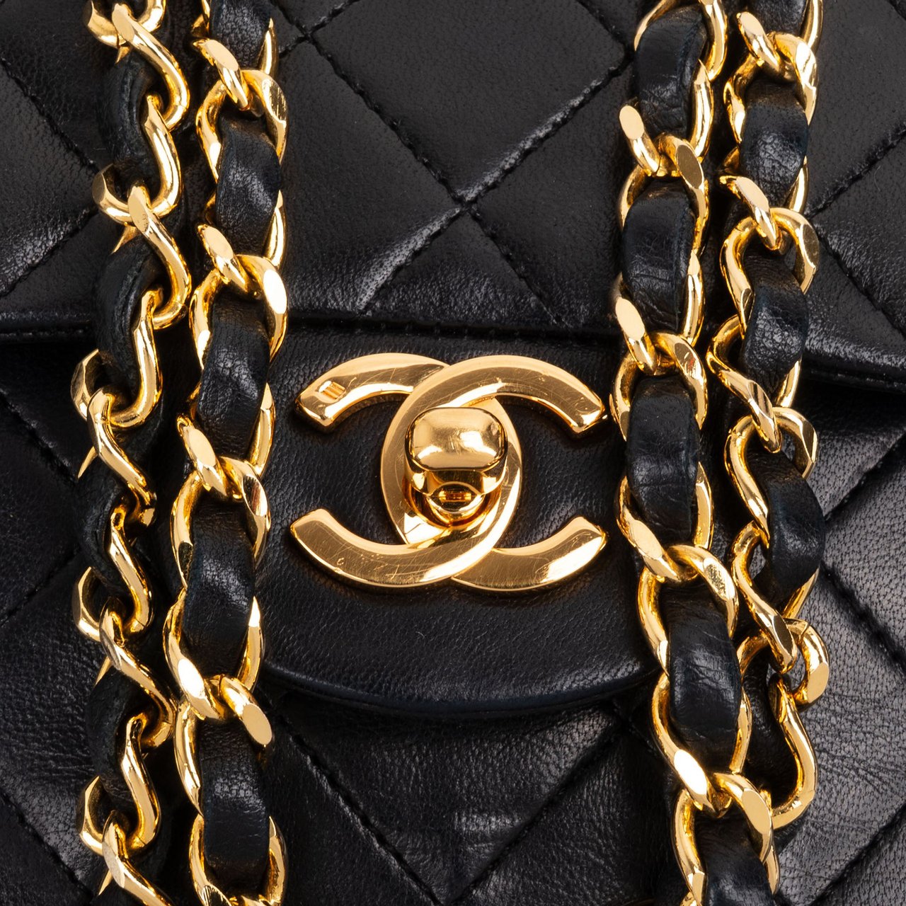Chanel Chanel Quilted Lambskin 24K Gold Small Double Flap Crossbody Bag Zwart
