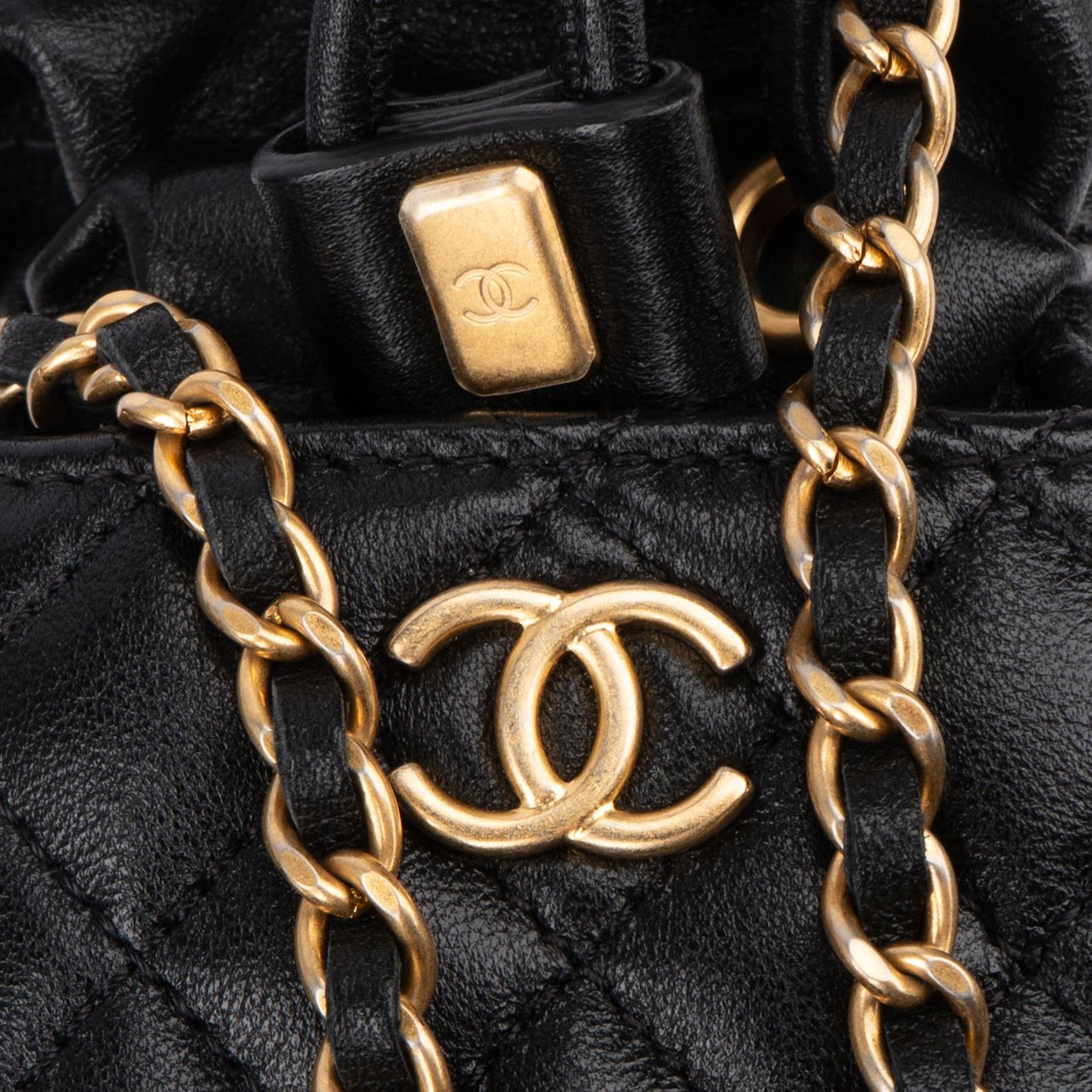 Chanel Quilted Leather Micro Cube Crossbody Bag Zwart