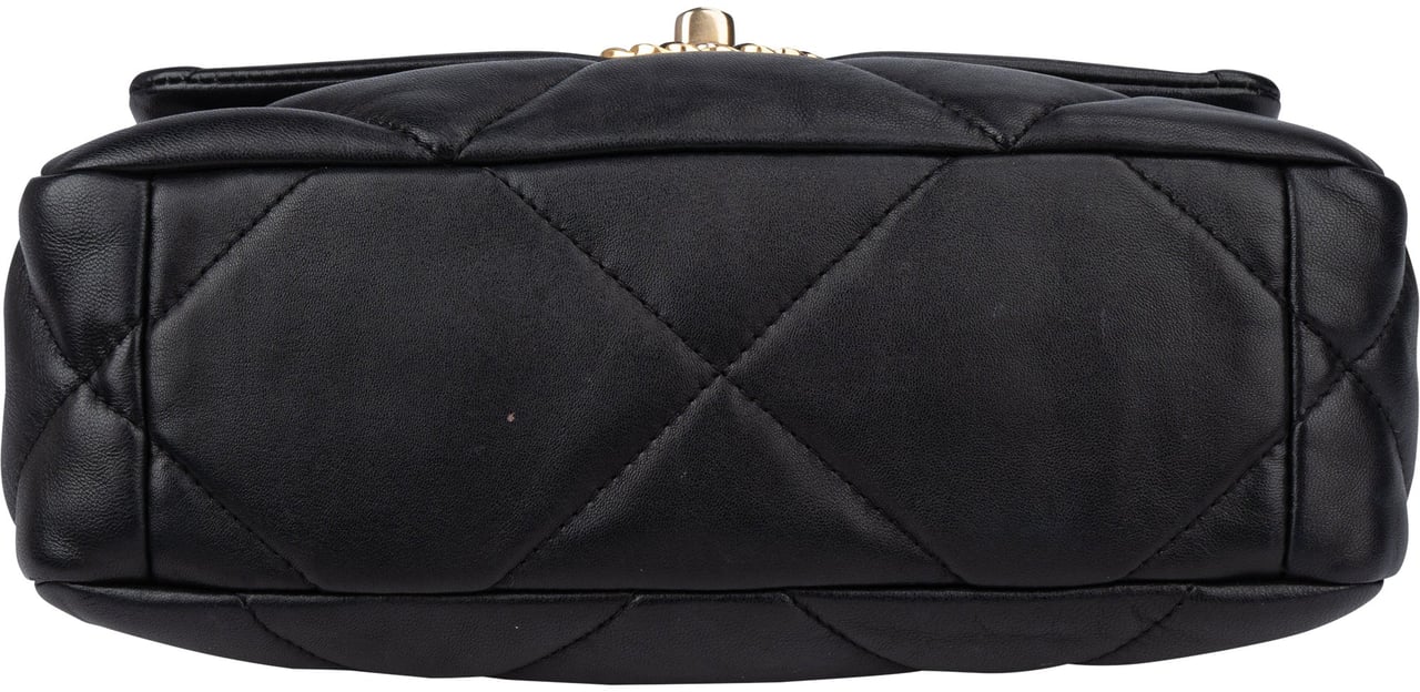 Chanel Chanel 19 Quilted Lambskin Single Flap Crossbody Bag Zwart