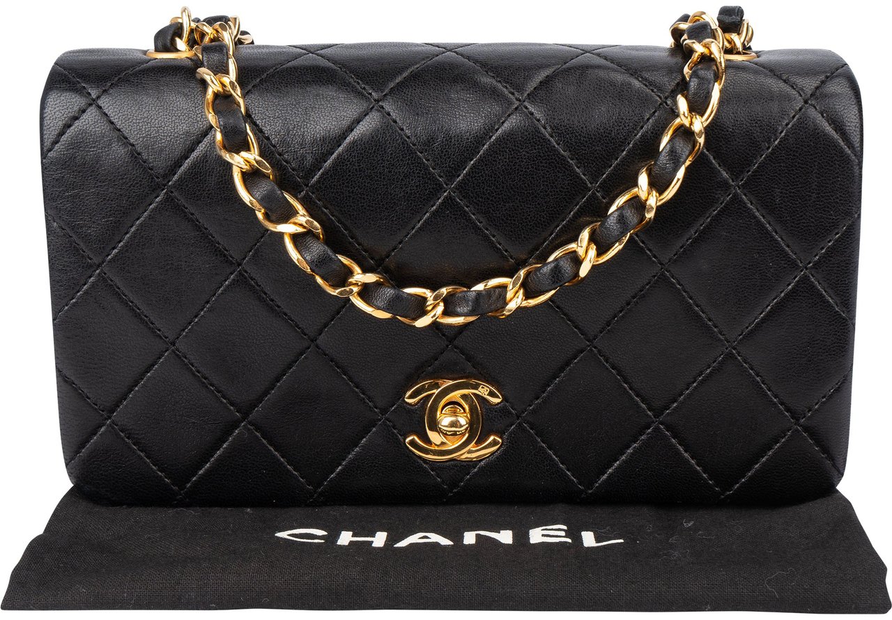 Chanel Quilted Lambskin 24K Gold Single Flap Crossbody Bag Zwart