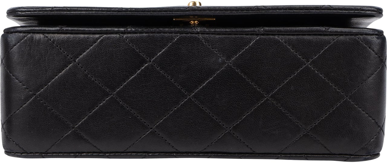 Chanel Quilted Lambskin 24K Gold Single Flap Crossbody Bag Zwart