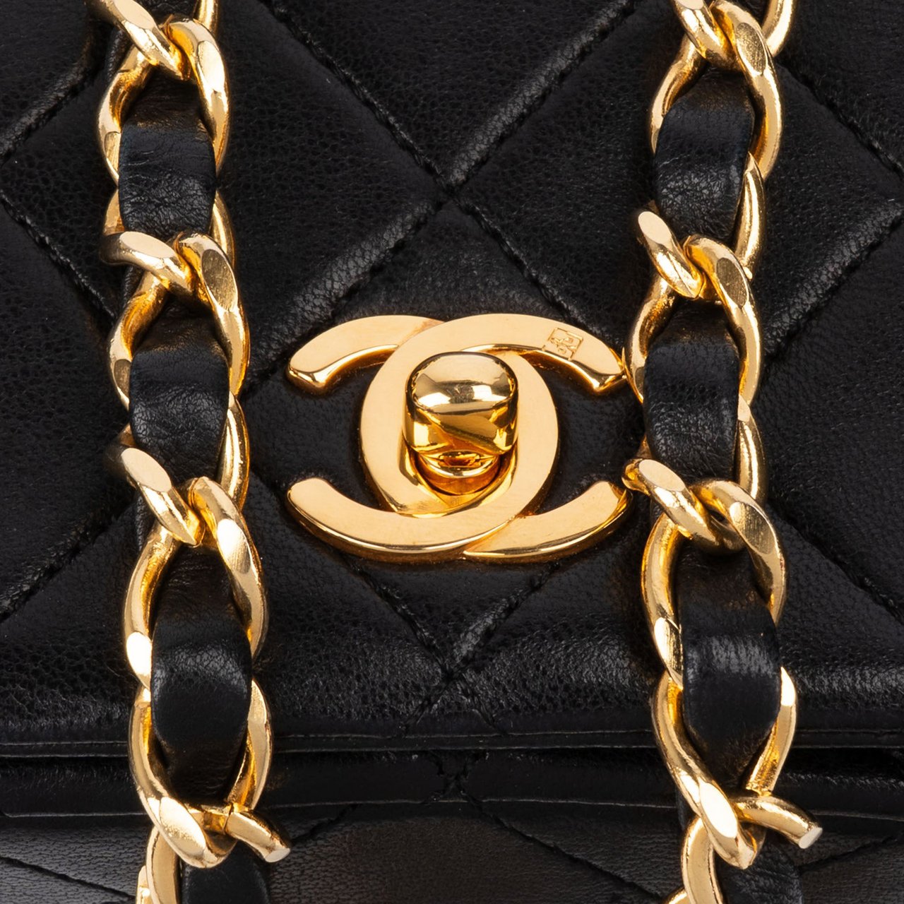 Chanel Chanel Quilted Lambskin 24K Gold Single Flap Crossbody Bag Zwart
