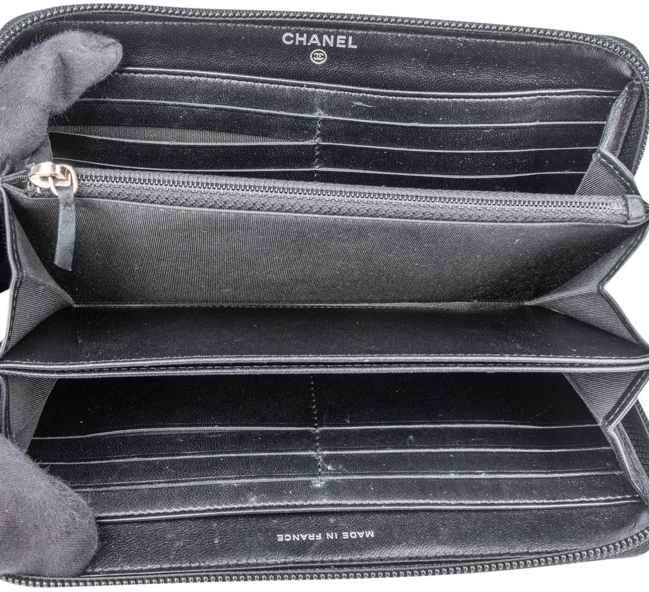 Chanel Chanel Quilted Lambskin Palladium Boy Wallet Zwart