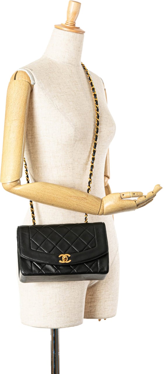 Chanel Small Lambskin Diana Flap Zwart