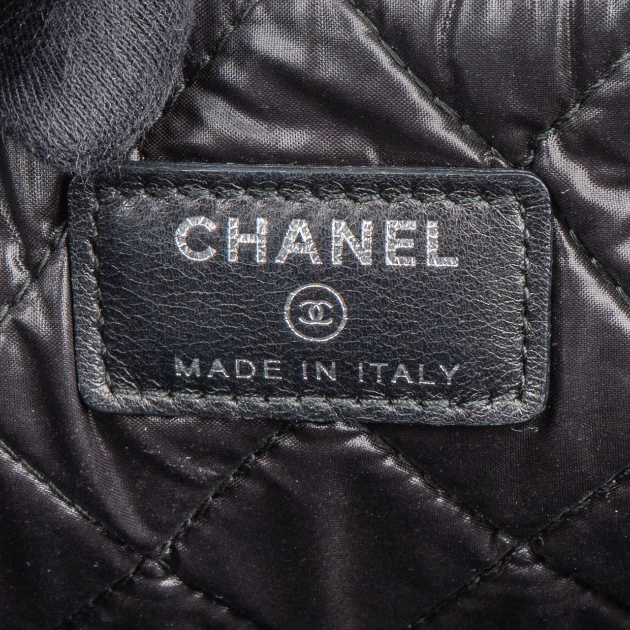 Chanel Chanel Quilted Caviar Leather CC Boy Clutch Zwart