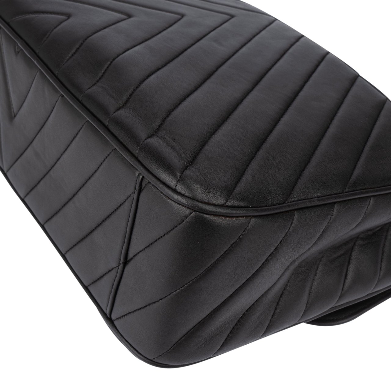 Chanel Chanel Quilted Chevron Lambskin 24K Gold Maxi Single Flap Crossbody Bag Zwart