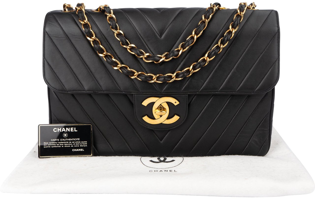 Chanel Chanel Quilted Chevron Lambskin 24K Gold Maxi Single Flap Crossbody Bag Zwart
