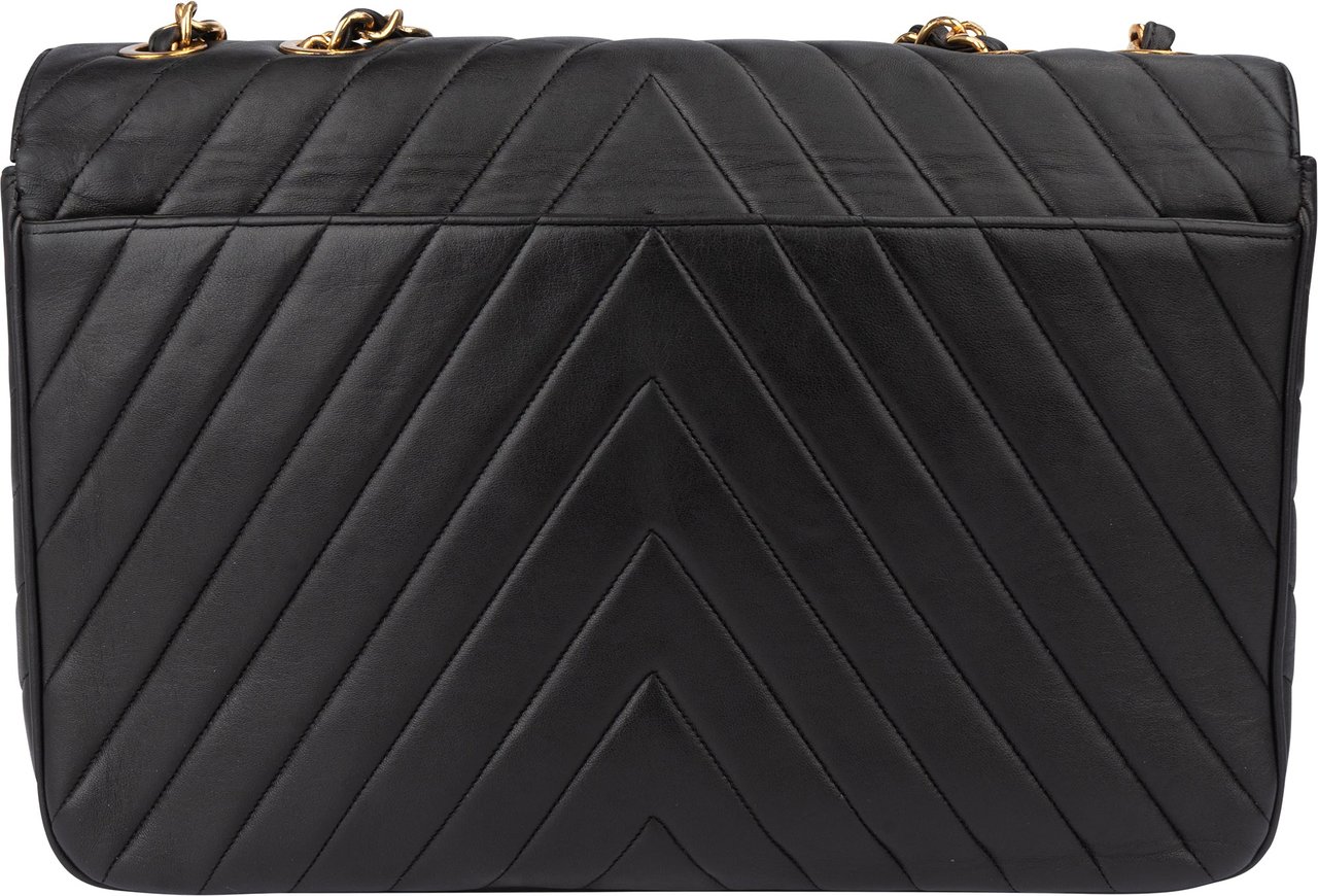 Chanel Chanel Quilted Chevron Lambskin 24K Gold Maxi Single Flap Crossbody Bag Zwart